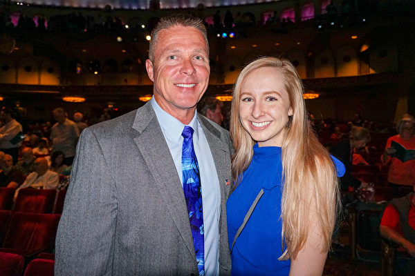 商业数位安全系统公司总裁Glenn Kelly和女儿Paige Kelly在凤凰城奥芬剧院观赏了神韵