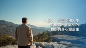 陽光照進的公寓廚房，一雙捲起袖子的手在水槽邊沖洗白碗，旁邊的碗架擺滿洗好的碗盤，窗台上有一盆綠植和一杯茶。