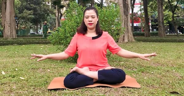 Nguyen-Thi-Mai-Tuat is doing Falun Gong meditation